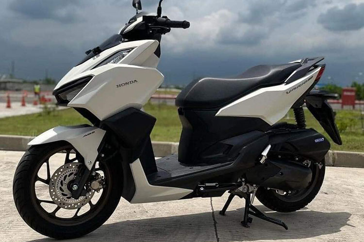 Ngay sau khi vừa ra mắt thị trường Indonesia ít lâu, mẫu xe ga thể thao Honda Vario 160 2022 mới đã được một doanh nghiệp kinh doanh xe nhập khẩu tư nhân đưa về bán ra tại Việt Nam nhằm đáp ứng nhu cầu của người tiêu dùng trong nước.
