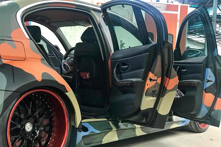 Cuối cùng, tổng thể xe đẹp mắt hơn với bộ mâm kích thước 20 inch với phần ''thịt'' lớn trông khá hấp dẫn từ hãng sản xuất mâm HRE, Mỹ (HRE Performance Wheels)... Ngoài các chi tiết ngoại thất xe được độ và sơn rằn ri ấn tượng, nội thất bên trong vẫn giữ nguyên bản theo xe.