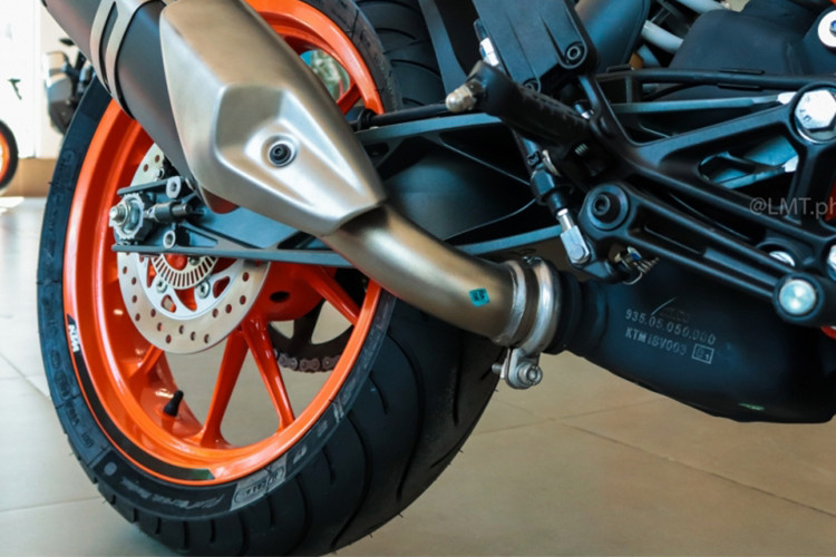 Thay vì pô giấu dưới gầm như thế hệ trước, Duke 390 mới đã có ống xả chuyển về bên cạnh xe theo kiểu truyền thống và bộ lọc khí thải 3 lớp để đáp ứng được tiêu chuẩn Euro 4. Khách hàng cũng có thể trang bị pô Akrapovic carbon chính hãng cho chiếc xe. Ngoài ra xe cũng có bướm ga điện tử, phuộc trước USD và hệ thống ABS 2 kênh.