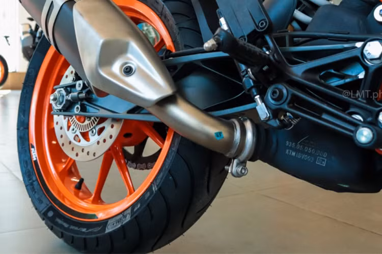 Thay vì pô giấu dưới gầm như thế hệ trước, Duke 390 mới đã có ống xả chuyển về bên cạnh xe theo kiểu truyền thống và bộ lọc khí thải 3 lớp để đáp ứng được tiêu chuẩn Euro 4. Khách hàng cũng có thể trang bị pô Akrapovic carbon chính hãng cho chiếc xe. Ngoài ra xe cũng có bướm ga điện tử, phuộc trước USD và hệ thống ABS 2 kênh.