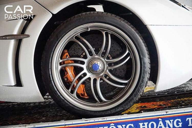 Hệ thống ống xả titan được chế tạo bởi hãng MHG – Fahrzeugtechnik. Cổ pô được thiết kế nhằm giảm áp lực ngược trở lại buồng đốt để tăng công suất động cơ. Chất liệu titanium giúp giảm trọng lượng ống xả và chịu được nhiệt độ cao. Khác với những ống xả truyền thống thường gắn bộ phận giảm thanh, ống xả trên Huayra được làm phình lớn tạo những buồng tăng âm bởi động cơ tăng áp thường có tiếng pô khá nhỏ.