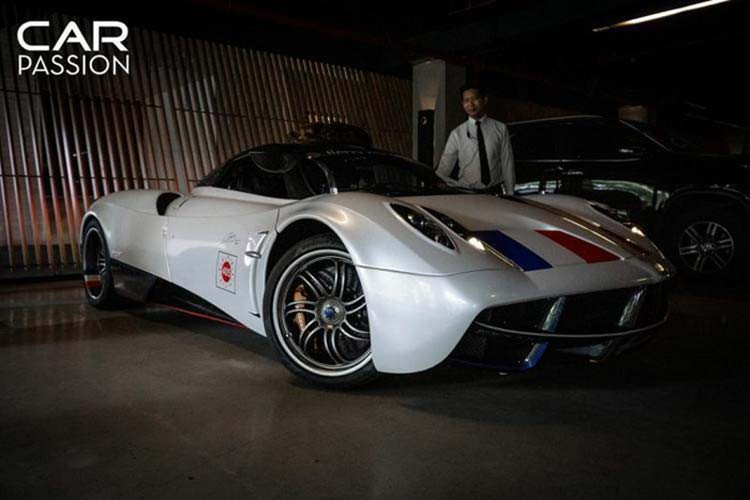 Trong khi đó, mức giá của chiếc Pagani Huayra theo hợp đồng bảo hiểm tại Việt Nam là 78 tỷ đồng, khi ra biển trắng lên đến hơn 80 tỷ đồng. Dù sao, Pagani Huayra cũng đã vượt qua Bugatti Veyron để trở thành chiếc xe có giá trị cao nhất tại Việt Nam tính đến thời điểm này và đại gia Minh Nhựa cũng đều từng sở hữu.