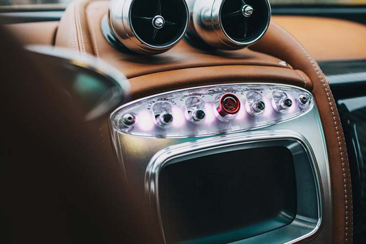 Siêu xe Pagani Huayra sở hữu động cơ V12 tăng áp kép, dung tích 6.0 lít. Động cơ này sản sinh 720 mã lực và 1.000 Nm mô-men xoắn, sức mạnh của động cơ được truyền đến bánh sau thông qua hộp số tuần tự 7 cấp.