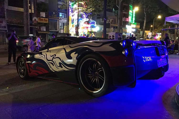 Siêu xe Pagani Huayra của Minh Nhựa tái xuất lúc nửa đêm vào hôm qua với diện mạo mới lạ đã gây không ít sự chú ý cho giới mê xe. Ngoại hình chiếc siêu xe triệu đô Pagani Huayra của vị đại gia ngành nhựa được khoác bộ áo mới mang 3 gam màu là đỏ, xanh dương và trắng. Các hoạ tiết của bộ áo này bay bổng như hình tượng quyền uy là rồng.