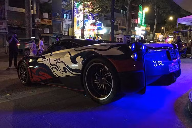 Siêu xe Pagani Huayra của Minh Nhựa tái xuất lúc nửa đêm vào hôm qua với diện mạo mới lạ đã gây không ít sự chú ý cho giới mê xe. Ngoại hình chiếc siêu xe triệu đô Pagani Huayra của vị đại gia ngành nhựa được khoác bộ áo mới mang 3 gam màu là đỏ, xanh dương và trắng. Các hoạ tiết của bộ áo này bay bổng như hình tượng quyền uy là rồng.