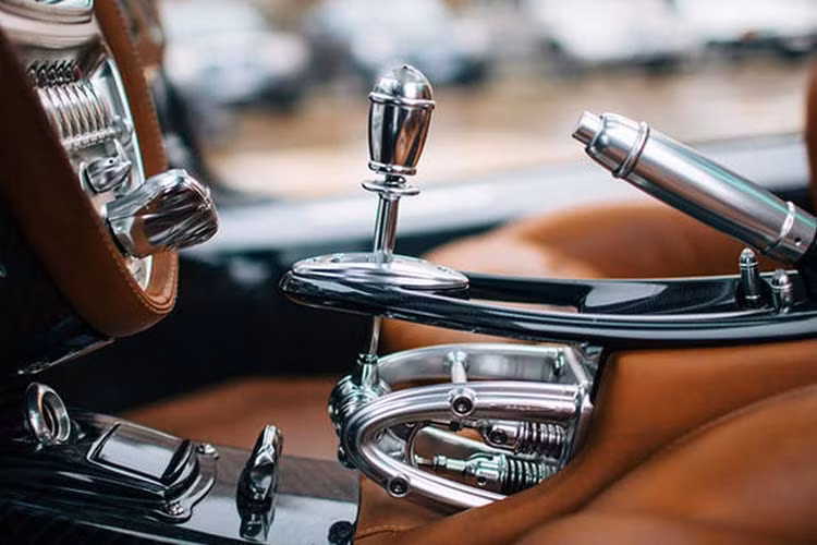 Theo Pagani, việc sử dụng hộp số tuần tự ly hợp đơn cho phép hãng giảm được đến 70kg, giúp chiếc xe đạt trọng lượng chỉ 1.350 kg. Pagani Huayra có khả năng tăng tốc 0-100 km/h trong 2,8 giây và tốc độ tối đa đạt 370 km/h.