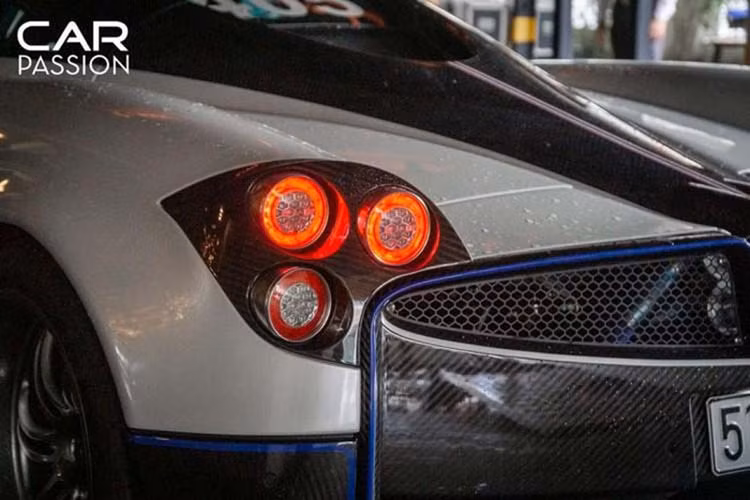 Về nguyên bản, chiếc Pagani này sở hữu màu sơn cam đồng (Varennesite Arancione) đi cùng bộ mâm đa chấu màu bạc, sử dụng ốc khóa tâm. Xe được đặt hàng từng chiếc và sản xuất hoàn toàn thủ công. Theo tờ GTSpirit, nguyên nhân Pagani chỉ sản xuất 100 chiếc Huayra bởi một thỏa thuận với Mercedes-AMG. Hãng xe Đức chỉ cung cấp 100 cỗ máy M158 trang bị trên Huayra.