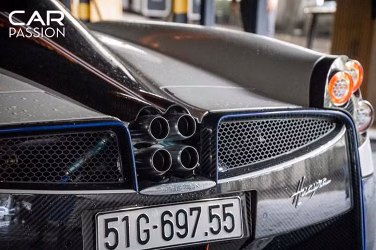 Huayra được coi là kiệt tác về kỹ thuật chế tác sợi carbon. Có 15 loại carbon khác nhau được sử dụng trên xe. Giá 500 USD trên mỗi feet vuông (30x30 cm). Bu-lông titan gắn trên hệ thống treo phía sau trị giá 98 USD mỗi chiếc, tổng số chi tiết chế tác thủ công bằng titan trên xe trị giá 37.000 USD. Tất cả chi tiết này đều được khắc logo Pagani bằng laser.