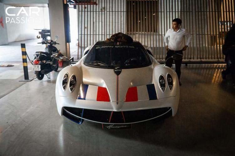 Đây là lần thứ 2 Minh Nhựa cho siêu xe Pagani Huayra thay áo. Lần đầu tiên, "thần gió" được chủ nhân của mình cho diện bộ áo màu trắng với điểm nhấn carbon của xe cũng như logo công ty gia đình. Bộ áo này là để giúp chiếc Pagani Huayra nổi bật khi trưng bày tại đám cưới con gái đại gia siêu xe này vào năm ngoái.