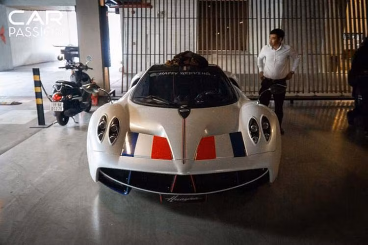 Đây là lần thứ 2 Minh Nhựa cho siêu xe Pagani Huayra thay áo. Lần đầu tiên, "thần gió" được chủ nhân của mình cho diện bộ áo màu trắng với điểm nhấn carbon của xe cũng như logo công ty gia đình. Bộ áo này là để giúp chiếc Pagani Huayra nổi bật khi trưng bày tại đám cưới con gái đại gia siêu xe này vào năm ngoái.