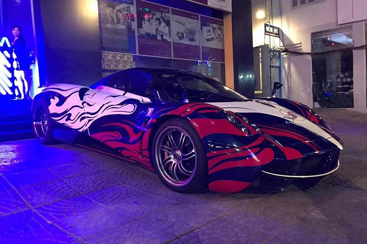 Mới đây chiếc siêu xe Pagani Huayra của Minh Nhựa bất ngờ tái xuất tại một quán bar ở quận 1, TP HCM khiến các bạn trẻ mê xe không khỏi vui sướng. Đây là lần đầu tiên siêu xe triệu đô đắt đỏ nhất Việt Nam được làm mới và xuất hiện trên đường phố Sài thành trong năm 2020 này.