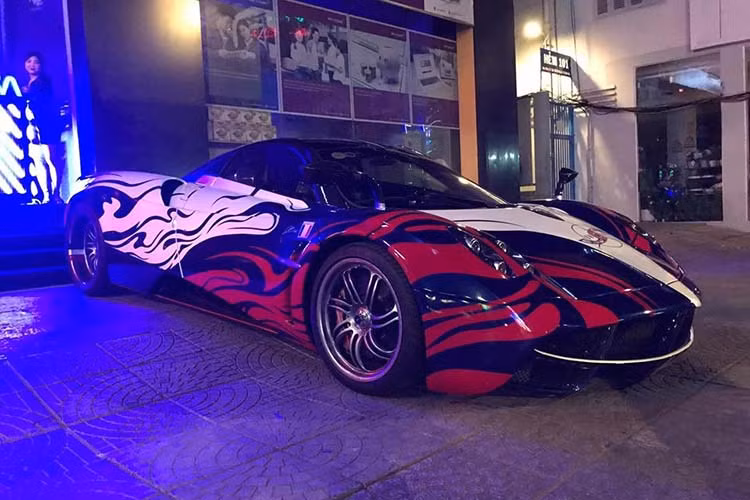 Mới đây chiếc siêu xe Pagani Huayra của Minh Nhựa bất ngờ tái xuất tại một quán bar ở quận 1, TP HCM khiến các bạn trẻ mê xe không khỏi vui sướng. Đây là lần đầu tiên siêu xe triệu đô đắt đỏ nhất Việt Nam được làm mới và xuất hiện trên đường phố Sài thành trong năm 2020 này.