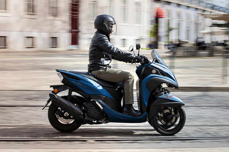 Mẫu xe 3 bánh nhà Yamaha vẫn được trang bị hệ thống LWM độc quyền giúp tạo sự ổn định cho xe khi di chuyển trên mọi điều kiện địa hình khác nhau. Tricity 155 2024 cũng được tích hợp giảm xóc trước Cantilevered và giảm xóc sau lò xo đôi.