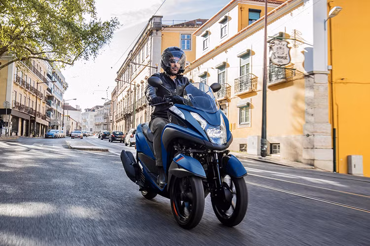 Xe cũng được trang bị phanh đĩa cho cả ba bánh với hệ thống phanh kết hợp giúp đảm bảo an toàn khi vận hành. Mức giá xe Yamaha Tricity 155 2024 tại Nhật Bản là 565.500 yên (khoảng 92,3 triệu đồng).