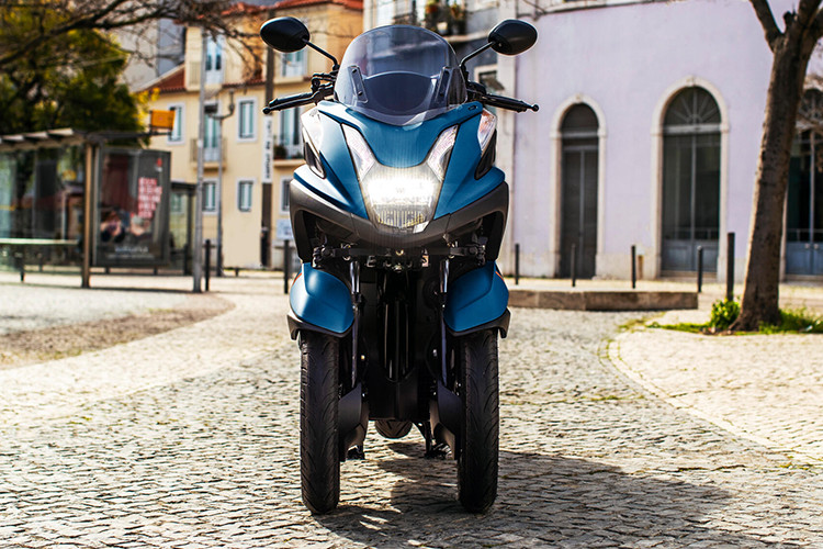 Ngoài khả năng nắm được các thông báo tin nhắn, cuộc gọi và thông báo ứng dụng của smartphone trên cụm đồng hồ, thì người sử dụng cũng điều khiển phát nhạc trên điện thoại.