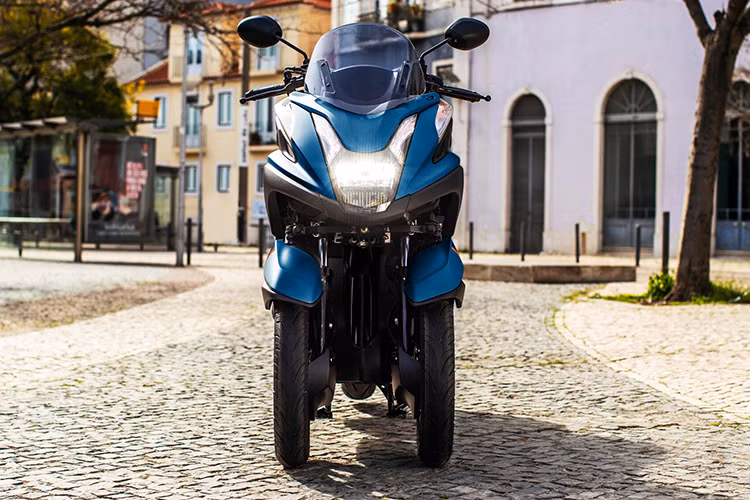 Ngoài khả năng nắm được các thông báo tin nhắn, cuộc gọi và thông báo ứng dụng của smartphone trên cụm đồng hồ, thì người sử dụng cũng điều khiển phát nhạc trên điện thoại.