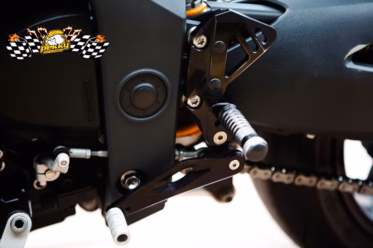 Bộ cần số, chân phanh, để chân được thay mới bằng bộ số gãy đơn thương hiệu Gilles Tooling với màu đen cực chất.