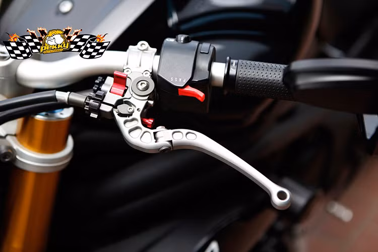 Cụm tay lái xe được làm mới với hàng loạt các "đồ chơi", đầu tiên phải kể đến bộ cùm côn CRG GP.