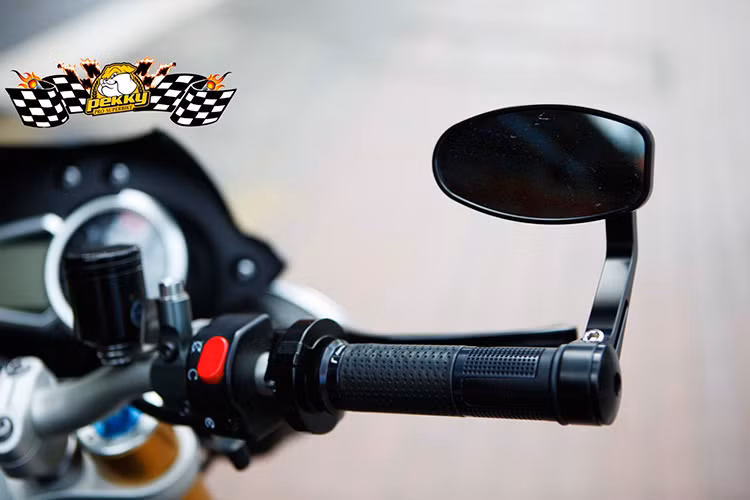 Sau đó là cùm tay thắng Brembo RCS, bao tay Rizoma Lux + kiếng gù, ốc độ hàng hiệu... được độ lên.