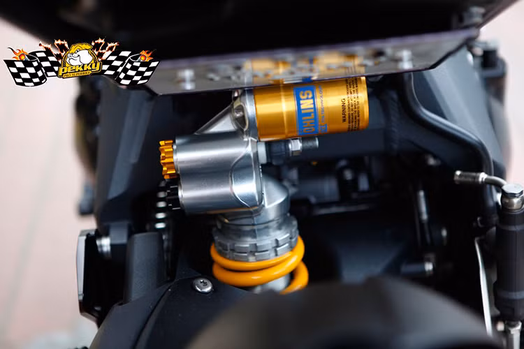 Phuộc đơn phía sau mang thương hiệu Ohlins TTX được nâng cấp. Nó có thể điều chỉnh cho phù hợp với địa hình và tốc độ vận hành. 