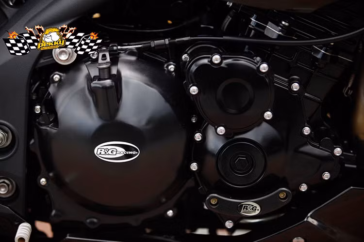 Triumph Speed Triple sử dụng động cơ ba xi-lanh thẳng hàng, 12 van có dung tích 1.050 phân khối, công suất 135 mã lực tại vòng tua máy 9.400 vòng/phút, mô-men xoắn cực đại đạt ngưỡng 111 Nm tại vòng tua máy 7.750 vòng/ phút.