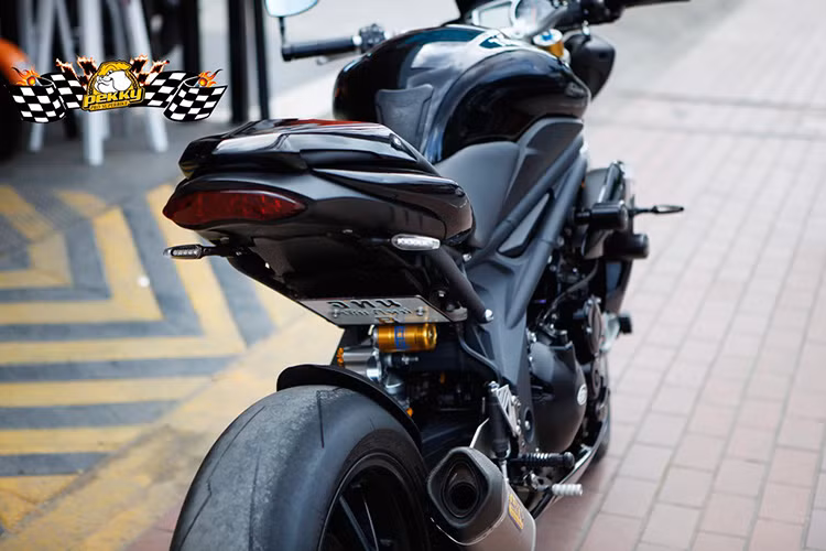 Bộ niềng (vành) của Triumph Speed Triple hoàn toàn bằng nhôm hợp kim được sơn đen, đi kèm gắp sau dạng một gắp khiến cho nó cực ngầu khi nhìn từ phía sau.