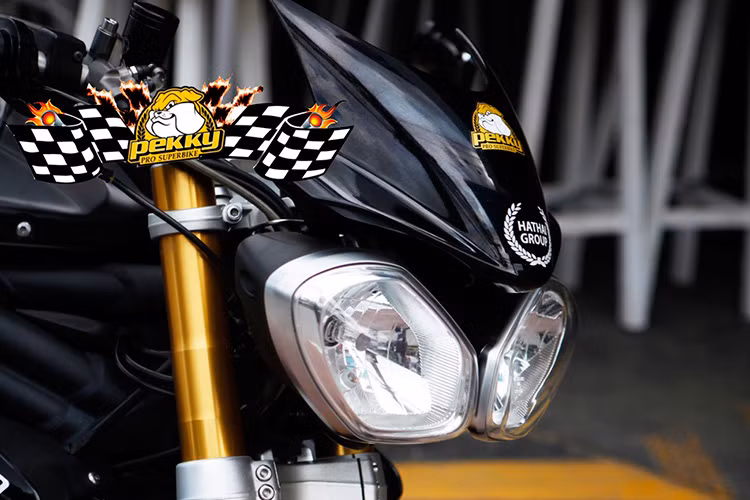 Nguyên bản hệ thống giảm xóc hành trình ngược phía trước và monoshock phía sau của xe đều được cung cấp bởi thương hiệu Ohlins.