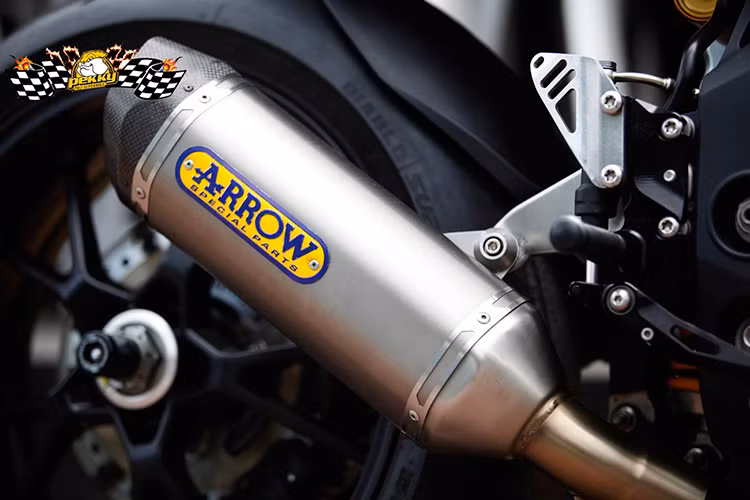 Hệ thống ống xả của xe được làm mới với pô đôi nguyên bản thay bằng pô đơn thương hiệu Arrow mạnh mẽ.