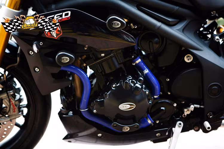 Ở bộ phận lốc máy - xe được lắp thêm nhiều phụ kiện, đồ chơi thương hiệu R&amp;G Racing như; chống đổ, ốp bảo vệ lốc máy, giải nhiệt bộ máy cùng với ống tản nhiệt Samco Sport...