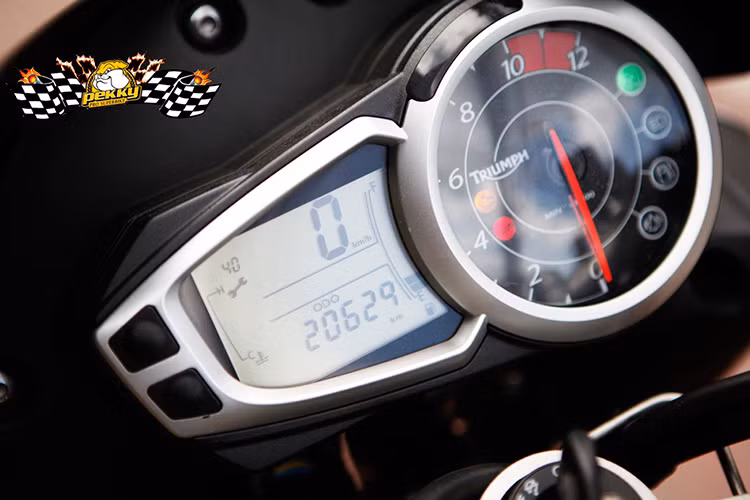 Xe sở hữu cụm đồng hồ nguyên bản được chia đôi với một đồng hồ kim chỉ vòng tia máy và đèn báo. Còn lại là một màn hình LCD hiển thị tốc độ, hành trình, nhiên liệu...