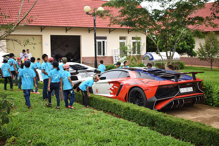 Cũng như hành trình Car Passion hồi tháng 3, lần này các thành viên của Car Passion cũng dành thời gian ghé thăm Làng trẻ em SOS Pleiku (đường Hải Thượng Lãn Ông, tổ 1, phường Yên Thế, Thành phố Pleiku, Gia Lai). Tại đây, các em nhỏ tỏ ra khá phấn khích trước dàn siêu xe "hàng khủng" của các đại gia đến từ TP HCM.