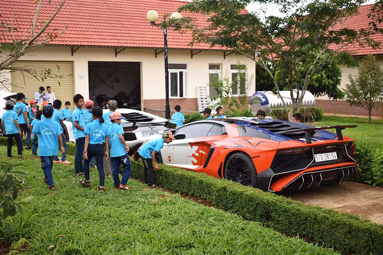 Cũng như hành trình Car Passion hồi tháng 3, lần này các thành viên của Car Passion cũng dành thời gian ghé thăm Làng trẻ em SOS Pleiku (đường Hải Thượng Lãn Ông, tổ 1, phường Yên Thế, Thành phố Pleiku, Gia Lai). Tại đây, các em nhỏ tỏ ra khá phấn khích trước dàn siêu xe "hàng khủng" của các đại gia đến từ TP HCM.