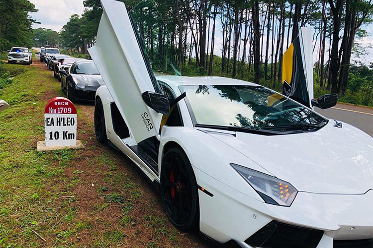Đoàn siêu xe trăm tỷ đồng này di chuyển dưới thời tiết mưa kèm theo đó là các khu vực đường xá còn khó khăn nên khiến việc di chuyển theo đoàn gặp nhiều bất tiện. Các xe đến Buôn Ma Thuột đều trong tình trạng hoàn hảo không có chiếc nào được đưa lên xe chuyên dụng.