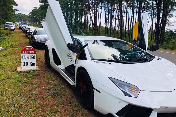 Đoàn siêu xe trăm tỷ đồng này di chuyển dưới thời tiết mưa kèm theo đó là các khu vực đường xá còn khó khăn nên khiến việc di chuyển theo đoàn gặp nhiều bất tiện. Các xe đến Buôn Ma Thuột đều trong tình trạng hoàn hảo không có chiếc nào được đưa lên xe chuyên dụng.