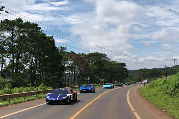 Tham gia hành trình lần này gồm có; Ferrari 458 Italia Liberty Walk, Lamborghini Aventador LP700-4 độ body kit bằng sợi carbon của hãng Vorsteiner, Ferrari 488 GTB màu đen mang biển kiểm soát Hà Nội, Lamborghini Aventador LP700-4 màu xanh Lemans, "ông vua địa hình” Mercedes-Benz G55 AMG, BMW i8 xanh dương nổi bật,…