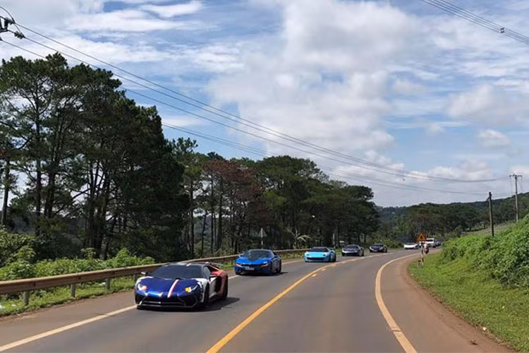 Tham gia hành trình lần này gồm có; Ferrari 458 Italia Liberty Walk, Lamborghini Aventador LP700-4 độ body kit bằng sợi carbon của hãng Vorsteiner, Ferrari 488 GTB màu đen mang biển kiểm soát Hà Nội, Lamborghini Aventador LP700-4 màu xanh Lemans, "ông vua địa hình” Mercedes-Benz G55 AMG, BMW i8 xanh dương nổi bật,…