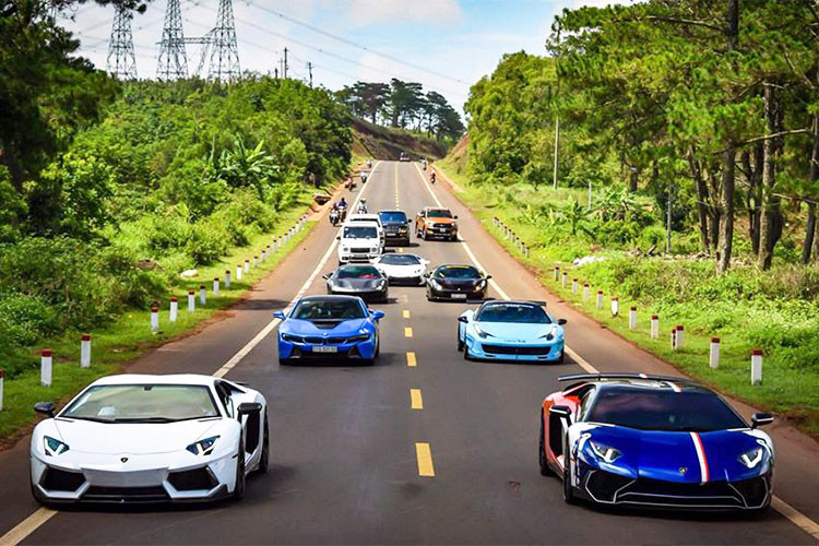 Sau gần 2 tháng, dàn siêu xe Car &amp; Passion của những thành viên phía Nam đã tiếp tục chạm đến trái tim của những người yêu xe trên khắp cả nước khi tiếp tục thực hiện hành trình siêu xe về với vùng Tây Nguyên để trao các phần quà cho em nhỏ tại làng trẻ em mồ côi SOS Pleiku.