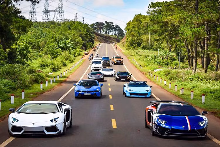 Sau gần 2 tháng, dàn siêu xe Car &amp; Passion của những thành viên phía Nam đã tiếp tục chạm đến trái tim của những người yêu xe trên khắp cả nước khi tiếp tục thực hiện hành trình siêu xe về với vùng Tây Nguyên để trao các phần quà cho em nhỏ tại làng trẻ em mồ côi SOS Pleiku.