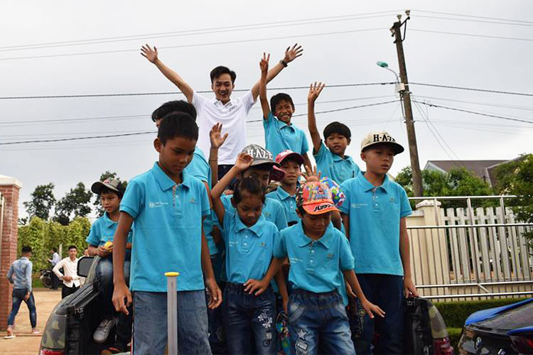 Với tổng số tiền quyên góp khoảng 150 triệu đồng cùng nhiều phần quà, các thành viên Car &amp; Passion hy vọng sẽ phần nào giúp đỡ được các em nơi đây một phần trong cuộc sống hàng ngày lẫn việc học hành (Trong ảnh là đại gia siêu xe Cường Đô la vui đùa cùng các em nhỏ).