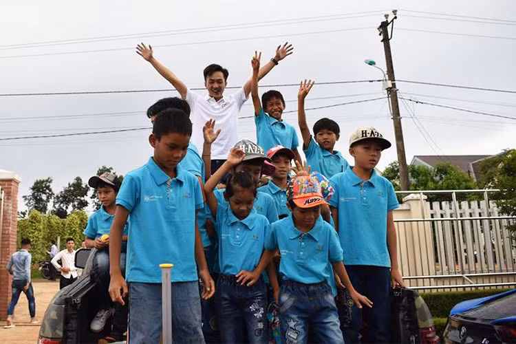 Với tổng số tiền quyên góp khoảng 150 triệu đồng cùng nhiều phần quà, các thành viên Car &amp; Passion hy vọng sẽ phần nào giúp đỡ được các em nơi đây một phần trong cuộc sống hàng ngày lẫn việc học hành (Trong ảnh là đại gia siêu xe Cường Đô la vui đùa cùng các em nhỏ).