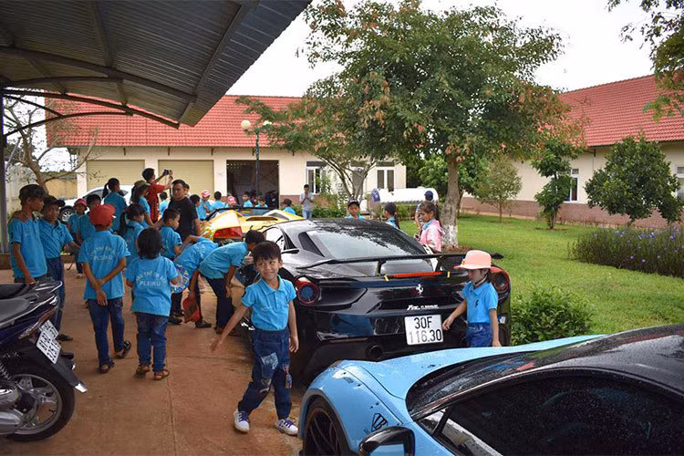 Ở làng trẻ em SOS Pleiku, hầu hết các trẻ em đều mồ côi cha hoặc mẹ hay cả hai và từ các gia đình khó khăn nên họ không có khả năng chăm sóc và nuôi dưỡng cho các em. Có một số trường hợp trẻ em bị bỏ rơi vì cha mẹ và gia đình quá nghèo để nuôi dạy con cái của họ.