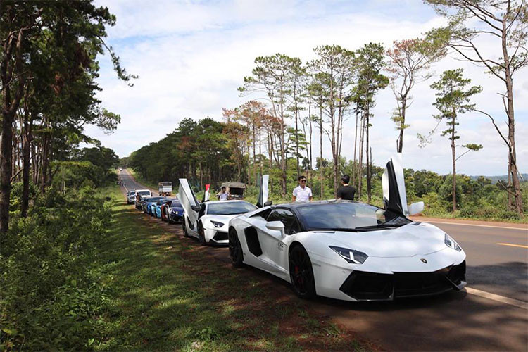 Siêu xe Lamborghini Aventador LP700-4 độ body kit bằng sợi carbon của hãng Vorsteiner, "siêu bò" này dẫn đầu đoàn siêu xe đi Tây Nguyên. Trước đó, siêu xe này cùng với 4 chiếc Lamborghini khác cũng đã được chủ nhân cho đi bảo dưỡng chính hãng để tham gia hành trình.