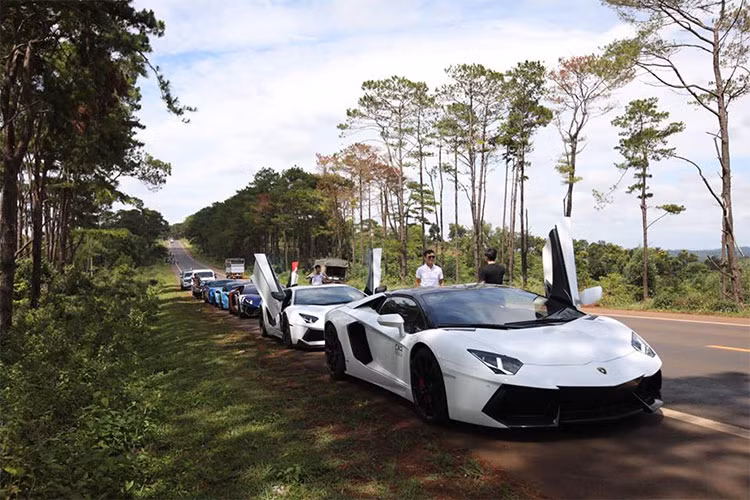 Siêu xe Lamborghini Aventador LP700-4 độ body kit bằng sợi carbon của hãng Vorsteiner, "siêu bò" này dẫn đầu đoàn siêu xe đi Tây Nguyên. Trước đó, siêu xe này cùng với 4 chiếc Lamborghini khác cũng đã được chủ nhân cho đi bảo dưỡng chính hãng để tham gia hành trình.
