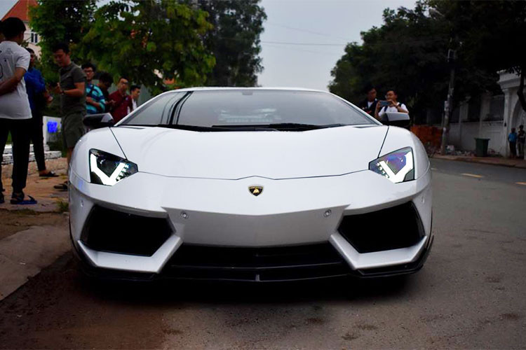 Ngoài sự có mặt của đại gia siêu xe Minh nhựa, đoàn còn có thêm một thành viên khác cầm lái chiếc Lamborghini Huracan LP610-4 màu cam. Tính đến thời điểm hiện tại, đây là chiếc Huracan duy nhất có mặt trong hành trình siêu xe Car &amp; Passion 2018 đi Tây Nguyên.