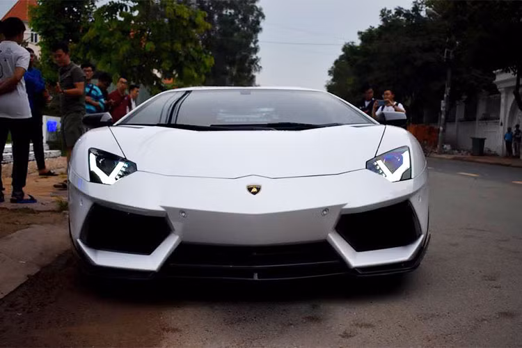 Ngoài sự có mặt của đại gia siêu xe Minh nhựa, đoàn còn có thêm một thành viên khác cầm lái chiếc Lamborghini Huracan LP610-4 màu cam. Tính đến thời điểm hiện tại, đây là chiếc Huracan duy nhất có mặt trong hành trình siêu xe Car &amp; Passion 2018 đi Tây Nguyên.