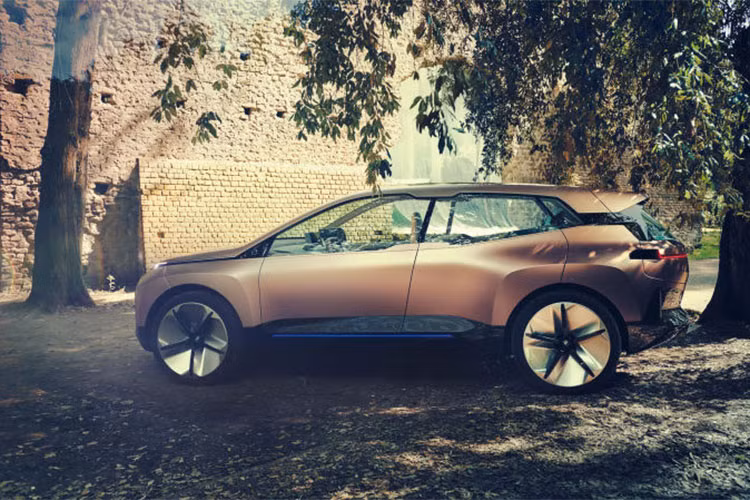 Nhìn qua hình ảnh, chúng ta có thể thấy rằng phần mũi xe có thiết kế hết sức đặc biệt, còn phần thân xe thì mang kiểu dáng crossover tương lai.