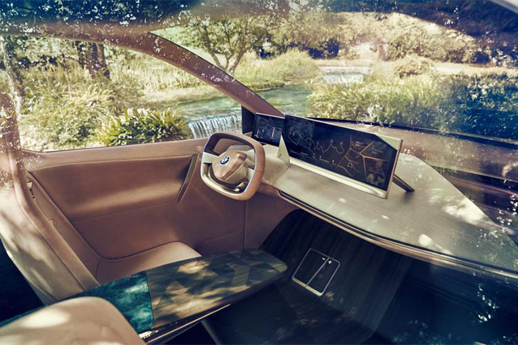 Phần đuôi xe có thiết kế dễ nhìn hơn, với đèn hậu kéo dài mỏng và bộ chắn bùn loe hẳn ra ngoài mang tới một ấn tượng thể thao. Từ những hình ảnh được tiết lộ sớm, chúng ta có thể thấy không gian nội thất của xe BMW Vision iNext có hai màn hình rộng đặt trên mặt táp lô.