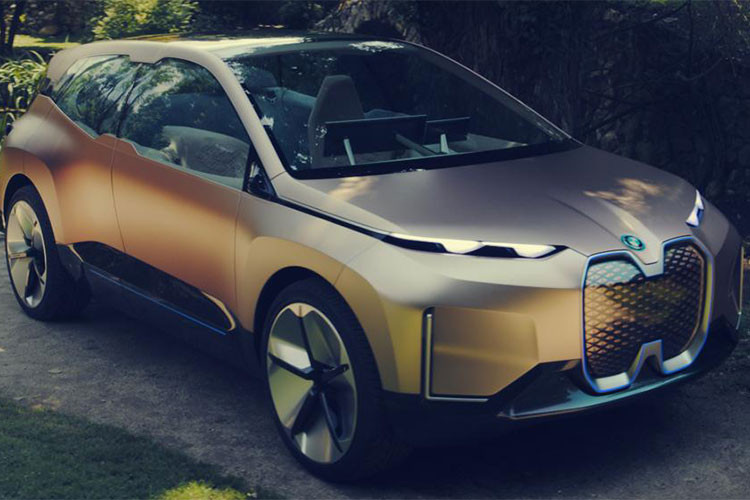 Nhìn chúng, toàn bộ thiết kế của xe nói lên một xu thế tương lai hóa và là một bước chuyển tiếp của những gì BMW đã làm với các mẫu xe điện hay hybrid i3 và đặc biệt là siêu xe BMW i8 hiện tại đang lăn bánh.