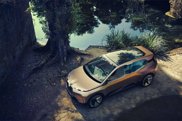 Các chi tiết khác bên trong nội thất theo quan sát có thể thấy - chỗ tựa tay ở giữa hai ghế trước có phủ vải màu xanh sang chảnh, kèm theo nhiều chi tiết trang trí bằng gỗ, bao gồm cả hoa văn kim cương cho chỗ tựa tay nữa. Chân ga cũng có thiết kế phẳng xuống mặt sàn.