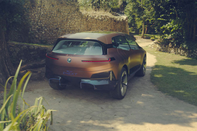 Ở phía bên ngoài, bạn dễ dàng thấy được rằng iNext có thiết kế lưới tản nhiệt hình thận kiểu mới nhưng chủ yếu là cho đẹp bởi xe sẽ chạy bằng điện năng hoàn toàn, cộng thêm một bộ phận trông giống như bộ khuếch tán gió phía sau, và một tấm gương ốp mái khổng lồ.